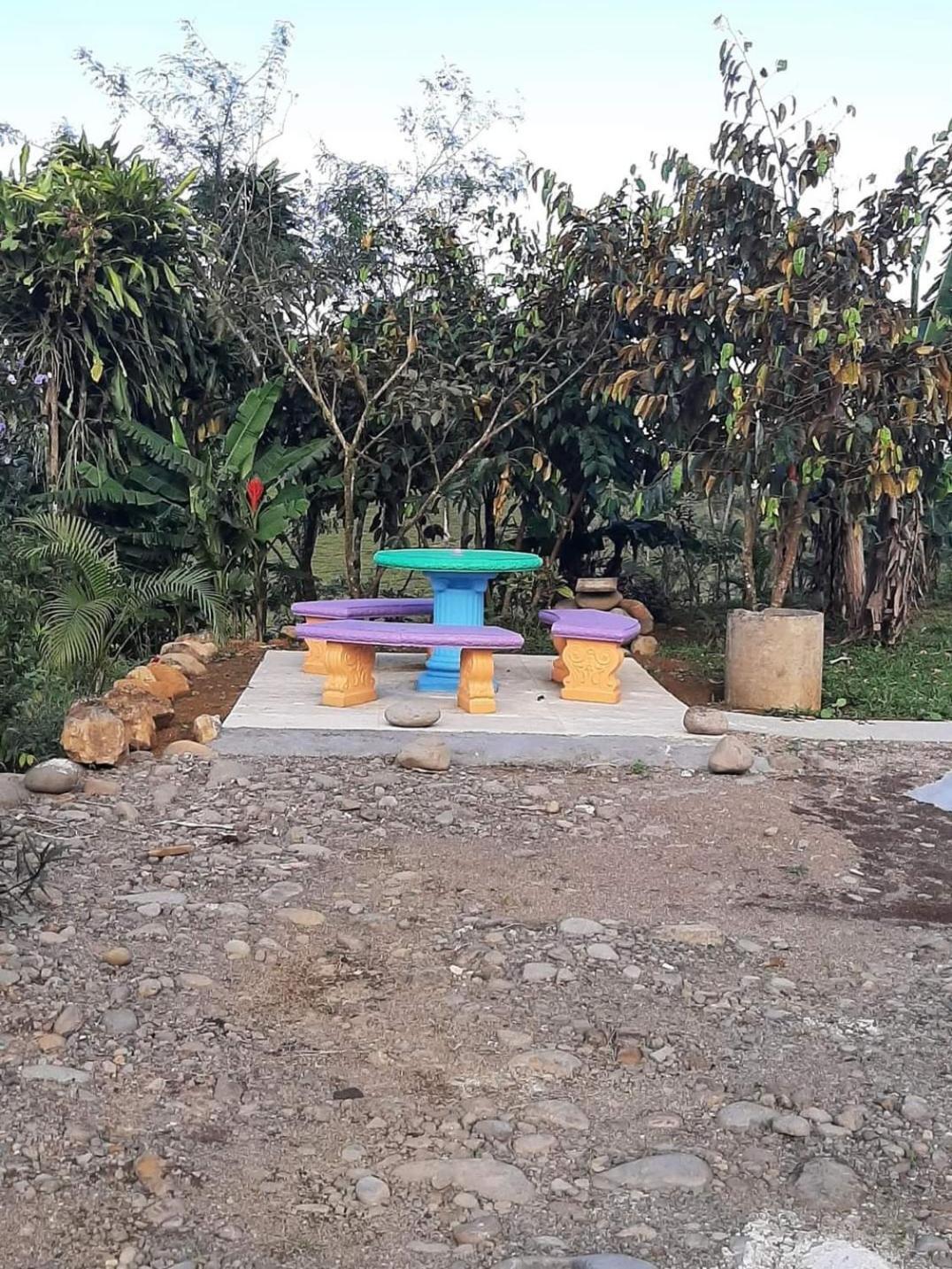 Cabinas El Pilon Rio Celeste Esterno foto